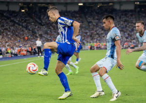 Sergio Canales (i) de Rayados disputa el balón con Carlos Rodriguez de Cruz Azul en el partido de ida correspondiente a la semifinal del Torneo Clausura 2024 de la Liga MX entre Rayados y Cruz Azul, en el estadio BBVA de la ciudad de Monterrey (México). Imagen de archivo. EFE/ Miguel Sierra