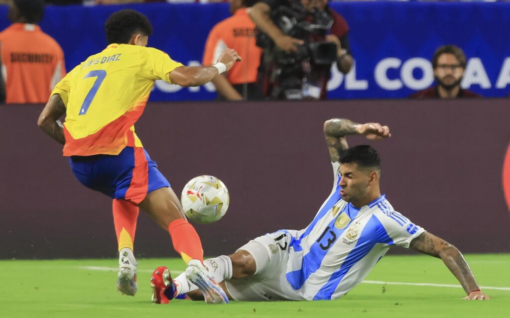 El defensor argentino Cristian Romero (d) fue registrado este domingo, 14 de julio, al disputar un balón con el atacante colombiano Luis Díaz, durante la final de la Copa América 2024, en el estadio Hard Rock de Miami (Florida, EE.UU.). EFE/Cristóbal Herrera