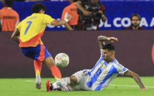 El defensor argentino Cristian Romero (d) fue registrado este domingo, 14 de julio, al disputar un balón con el atacante colombiano Luis Díaz, durante la final de la Copa América 2024, en el estadio Hard Rock de Miami (Florida, EE.UU.). EFE/Cristóbal Herrera