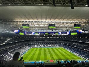 El Real Madrid dio un paso más este domingo en la finalización de las obras de remodelación de su estadio, el Santiago Bernabéu, con el estreno del videomarcador 360º para el clásico frente al FC Barcelona.EFE/Oscar Maya