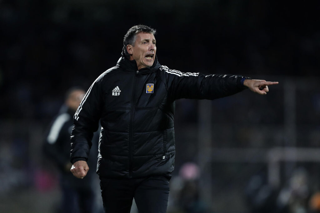 El entrenador de Tigres, Robert Dante Siboldi da instrucciones a sus jugadores frente a Pumas, durante un juego de ida por las semifinales del torneo Apertura 2023 de la Liga MX en el estadio Olímpico Universitario de Ciudad de México. (México). Imagen de archivo. EFE/Isaac Esquivel