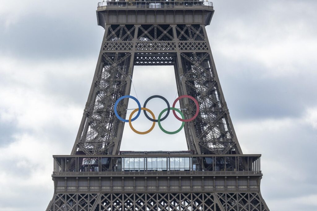 Imagen de archivo de la Torre Eiffel con los aros olímpicos. (Paris 2024) EFE/EPA/ANDRE PAIN