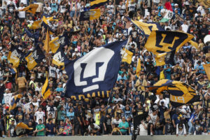 Aficionados de los Pumas fueron registrados este domingo, 21 de julio, al animar a su equipo ante Pachuca, durante un partido de la jornada cuatro del Torneo Apertura del fútbol en México, en el estadio Olímpico Universitario de Ciudad de México. EFE/Isaac Esquivel