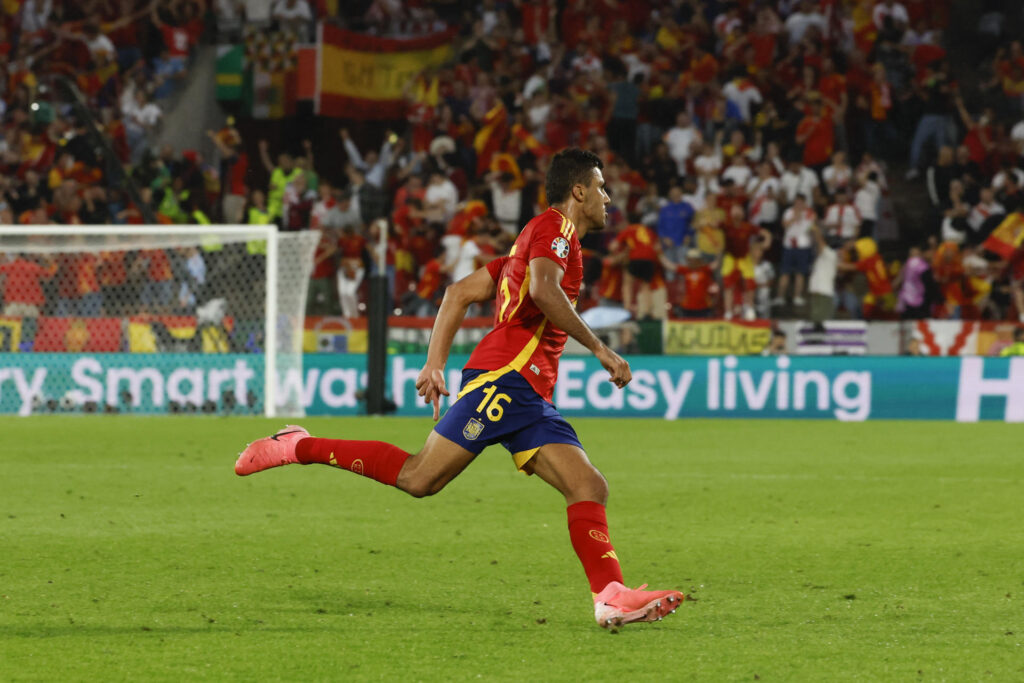 El centrocampista de la selección española de fútbol Rodri celebra tras marcar ante Georgia, durante el partido de octavos de final de la Eurocopa que las selecciones de España y Georgia disputan este domingo en Colonia. EFE/J.J.Guillén