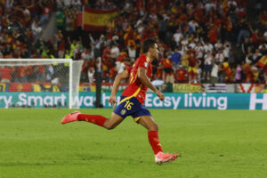 El centrocampista de la selección española de fútbol Rodri celebra tras marcar ante Georgia, durante el partido de octavos de final de la Eurocopa que las selecciones de España y Georgia disputan este domingo en Colonia. EFE/J.J.Guillén