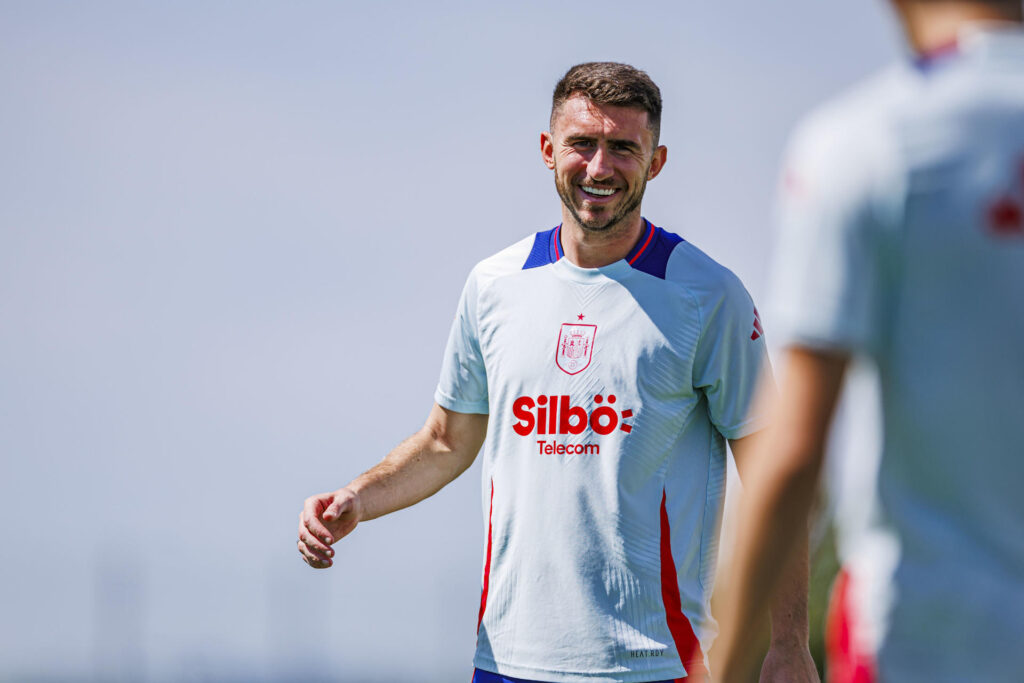 El defensa español Aymeric Laporte durante el entrenamiento de la selección española de fútbol este martes en el lugar de concentración de Donaueschingen. EFE/RFEF