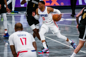 Fotografía de archivo en la que se registró al base Russell Westbrook (c), al actuar para los Clippers de Los Ángeles y quien pasaría a los Jazz de Utah antes de recalar en los Nuggets de Denver en la NBA. EFE/Matthew A. Smith