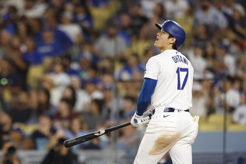 Shohei Ohtani, bateador designado de los Dodgers de Los Ángeles, fue registrado este viernes, 21 de junio, tras conectarle un jonrón a los Ángelinos, durante un partido de la MLB, en el Dodger Stadium de Los Ángeles. EFE/Caroline Brehman
