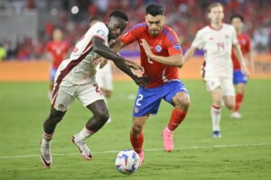 El delantero canadiense Richie Laryea (i) fue registrado este sábado, 29 de junio, al disputar un balón con el defensor chileno Gabriel Suazo (c), durante el partido de cierre del grupo A de la Copa América 2024, en el estadio Inter&Co de Orlando (Florida, EE.UU). EFE/Miguel Rodríguez