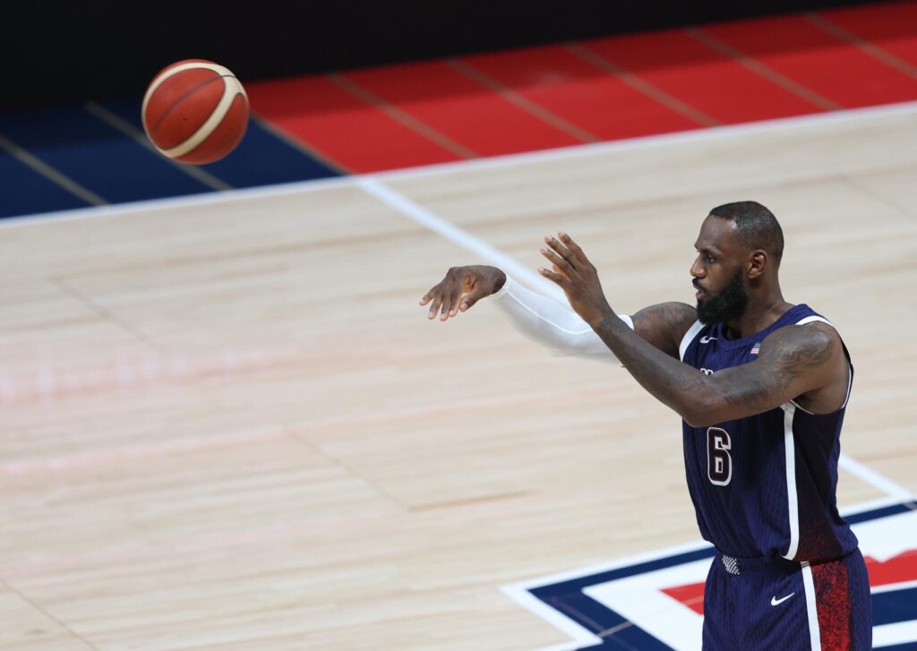 LeBron James durante un partido entre Estados Unidos y Australia en Abu Dabi el pasado día 15. EFE/EPA/ALI HAIDER