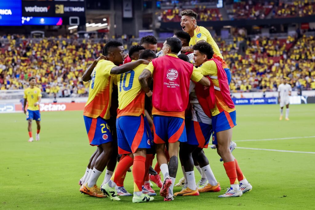 Jugadores de la selección colombiana de fútbol fueron registrados el pasado 6 de julio al celebrar el gol que Miguel Ángel Borja le anotó a Panamá, el quinto en el triunfo de los cafeteros por 5-0 a los canaleros por los cuartos de final de la Copa América, en el estadio State Farm de Glendale (Arizona, EE.UU.). EFE/John G. Mabanglo
