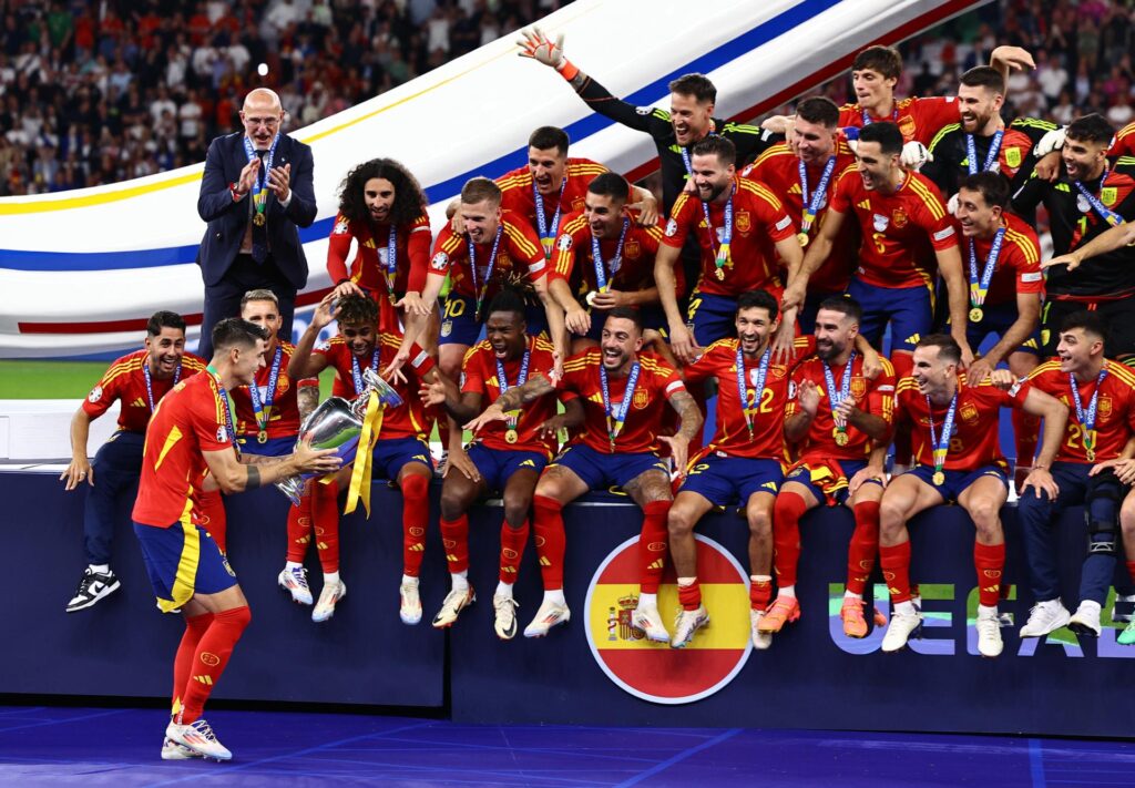 Alvaro Morata (I) se prepara para alzar la copa tras el encuentro correspondiente a la final de la Eurocopa que disputaron Inglaterra en el Estadio Olímpico de Berlín. ) EFE/EPA/FILIP SINGER