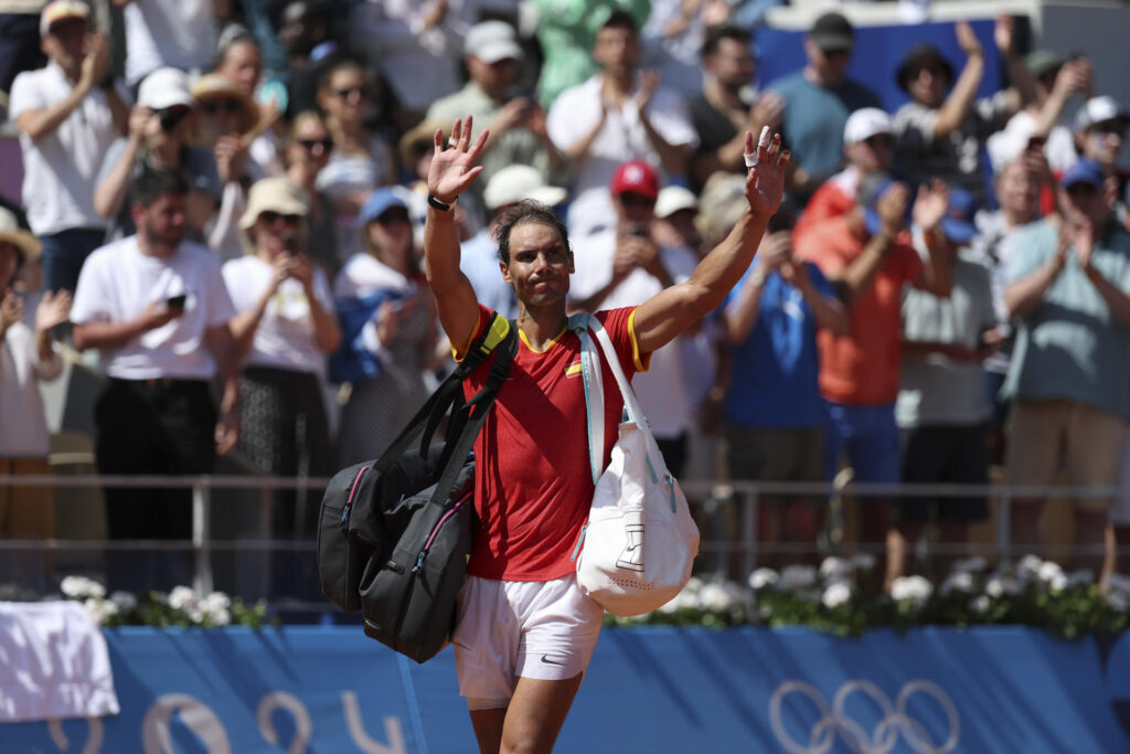El tenista español Rafa Nadal se despide del público tras caer ante el serbio Novak Djokovic durante el partido celebrado en el marco de los Juegos Olímpicos de París, este lunes. EFE/ Juanjo Martín