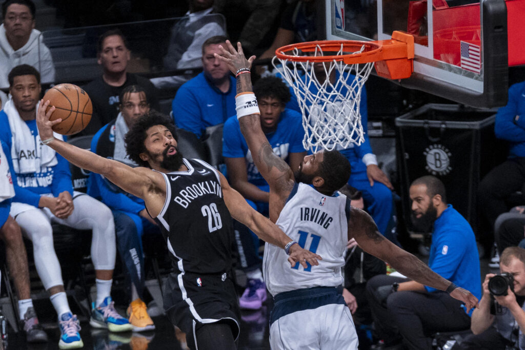Fotografía de archivo en la que se registró al estadounidense Spencer Dinwiddie (i), al actuar para los Nets de Brooklyn, durante un partido de la NBA, en el coliseo Barclays Center de Brooklyn (NY, EE.UU.). Dinwiddie alcanzó un acuerdo para regresar a los Mavericks de Dallas. EFE/Ángel Colmenares