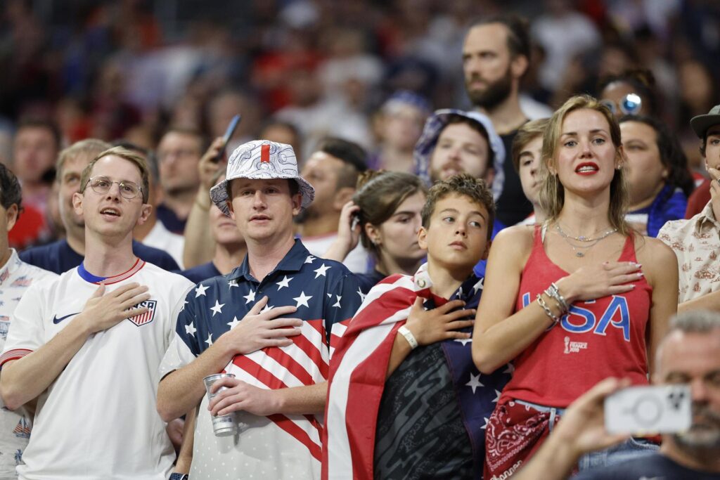 Aficionados estadounidenses fueron registrados el pasado 27 de junio al cantar el himno nacional de su país, antes del partido en el que su selección de fútbol se enfrentara a la de Panamá, en partido válido del grupo C de la Copa América 2024, en el estadio Mercedes Benz de Atlanta (Georgia, EE.UU.) EFE/Erik S. Lesser