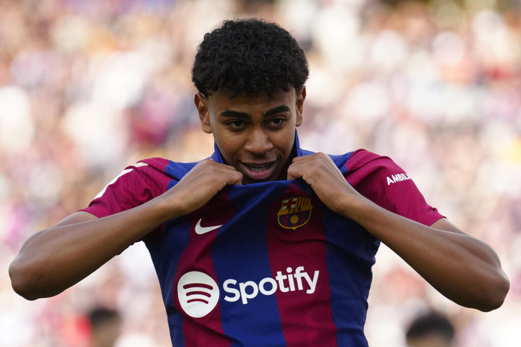 El delantero del Barcelona Lamine Yamal, durante el partido de Liga en Primera División que FC Barcelona y Rayo Vallecano disputan hoy domingo en el estadio Lluis Companys. EFE/Enric Fontcuberta