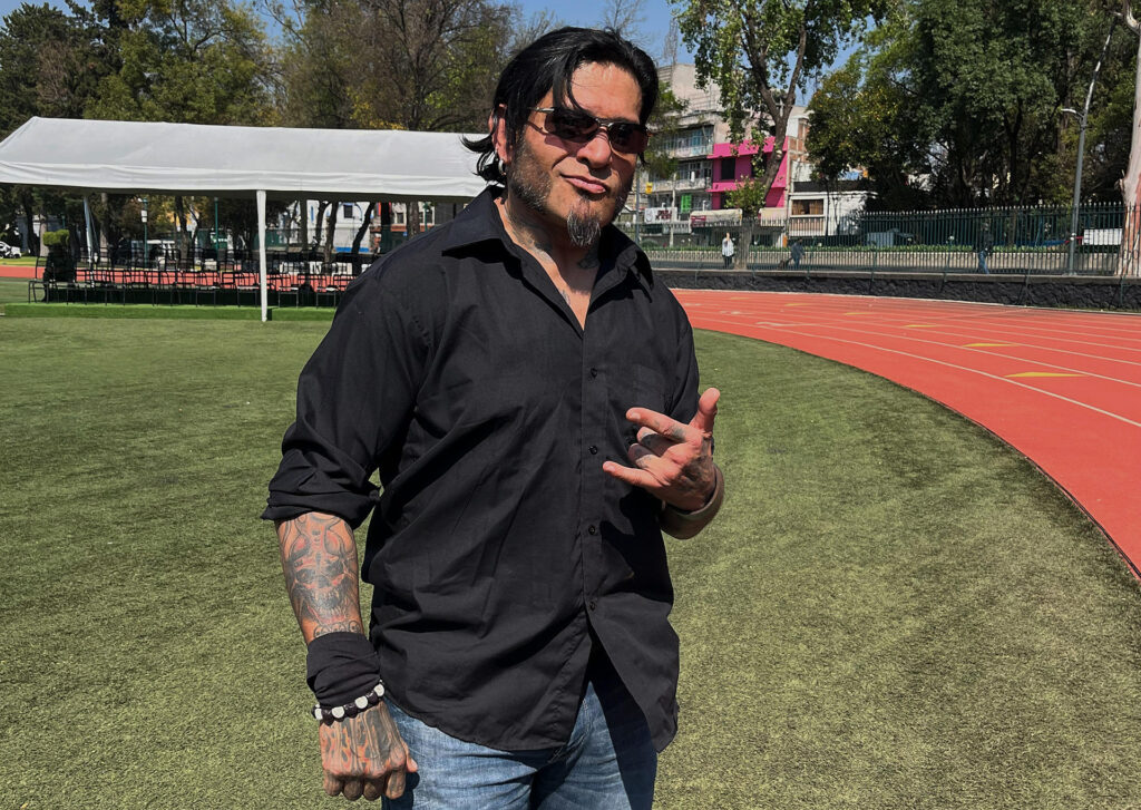 El luchador mexicano 'Cibernetico' posa al termino de una entrevista con EFE, el 19 de julio de 2024, en la Ciudad de México (México). EFE/Rodrigo Corona