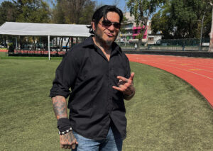 El luchador mexicano 'Cibernetico' posa al termino de una entrevista con EFE, el 19 de julio de 2024, en la Ciudad de México (México). EFE/Rodrigo Corona