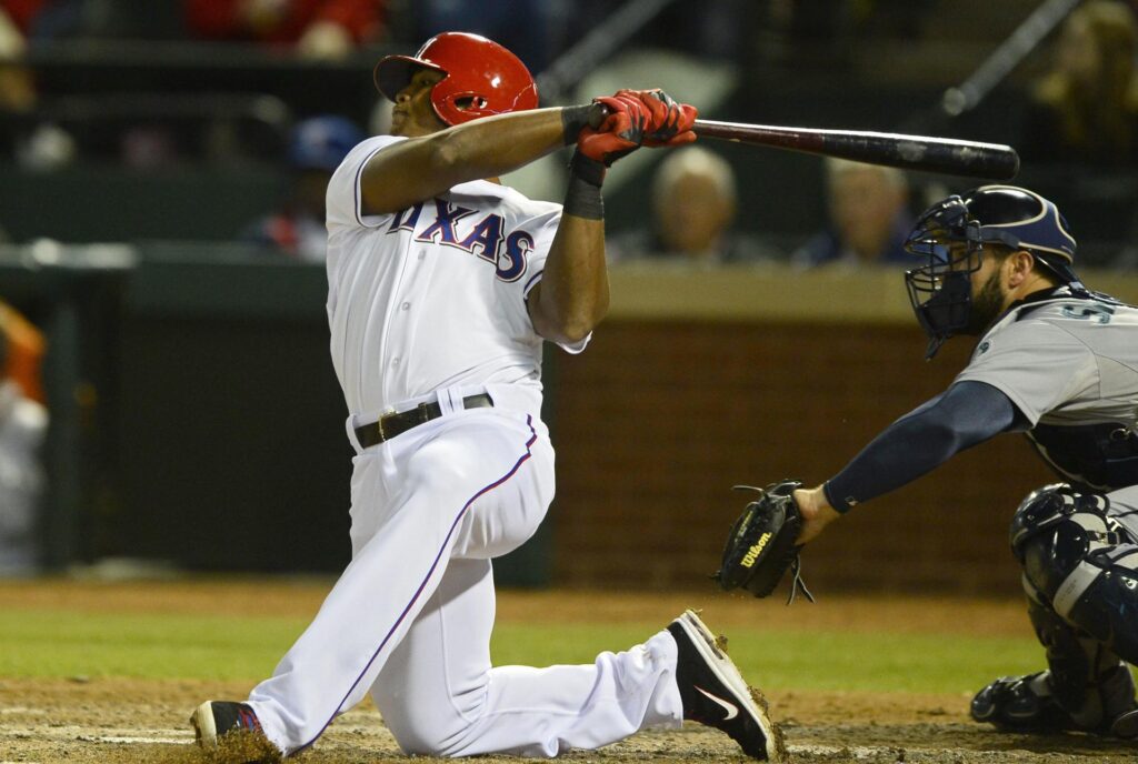 Fotografía de archivo en la que se registró al dominicano Adrián Beltré (i), al actuar para los Rangers de Texas, durante un partido de la MLB, en Arlington (Texas, EE.UU.). EFE/Larry W. Smith