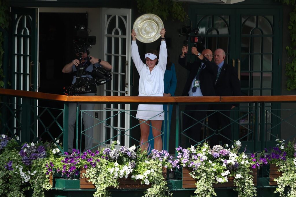 La checa Bárbora Krejcikova con la ensaladera trs vencer a la italiana Jasmine Paolini durante la final de Wimbledon, Londres. EFE/EPA/NEIL HALL EDITORIAL USE ONLY