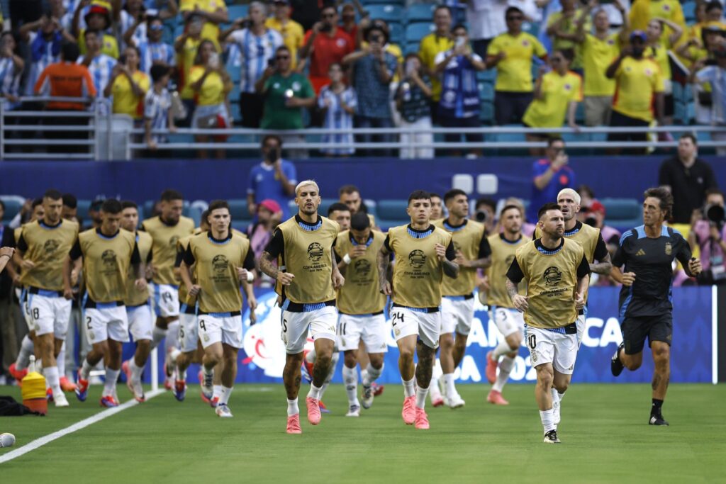 Jugadores de la selección argentina de fútbol calientan antes de enfrentar a Colombia en la final de la Copa América 2024, en el estadio Hard Rock de Miami Gardens (Florida, EE.UU.). EFE/CJ Gunther