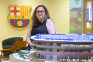 La vicepresidenta del Barcelona, Elena Fort (Barcelona, 1970), responsable del área institucional y del 'Espai Barça' admite, en un entrevista concedida a EFE, que una parte el barcelonismo vive instalada en el concepto del "todo mal". EFE/Marta Pérez