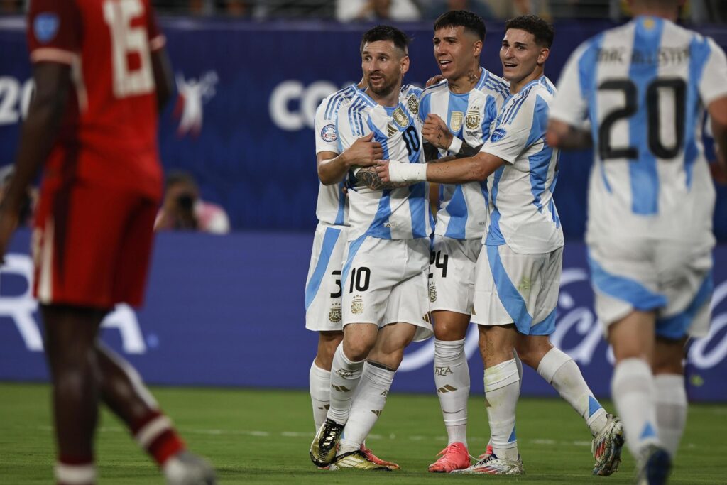 Lionel Messi (c), capitán de Argentina, fue registrado este martes, 9 de julio, al ser felicitado por sus compañeros, luego de que le anotara un gol a Canadá (su primero en el torneo), durante la primera semifinal de la Copa América 2024, en el estadio MetLife de East Rutherford (Nueva Jersey, EE.UU.). EFE/CJ Gunther