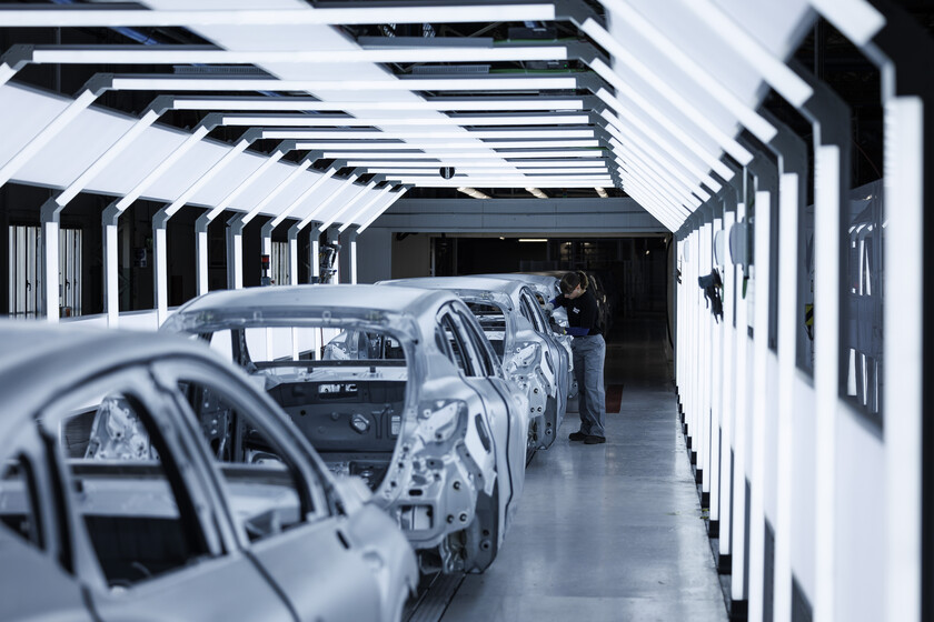 Renault es un firme defensor del coche híbrido y tiene en Valladolid su fábrica clave. Hemos estado allí para conocer su futuro