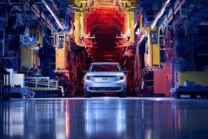 Ford aclara por qué quiere o vender coches de gasolina carísimos o eléctricos diminutos