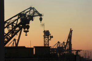 La OPEP lleva dos años guardándose millones de barriles de petróleo. La economía mundial no parece necesitarlos
