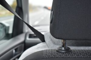 La DGT quiere que abroches todos los cinturones de seguridad del coche este verano. Aunque el asiento esté vacío