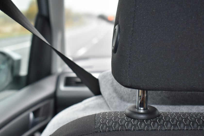 La DGT quiere que abroches todos los cinturones de seguridad del coche este verano. Aunque el asiento esté vacío