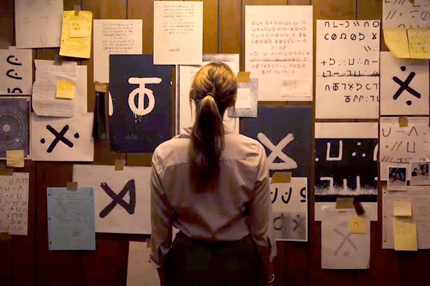 El director de 'Longlegs' explica el final y las claves del thriller de terror del año, del ángulo satánico-religioso al funcionamiento de las enigmáticas muñecas