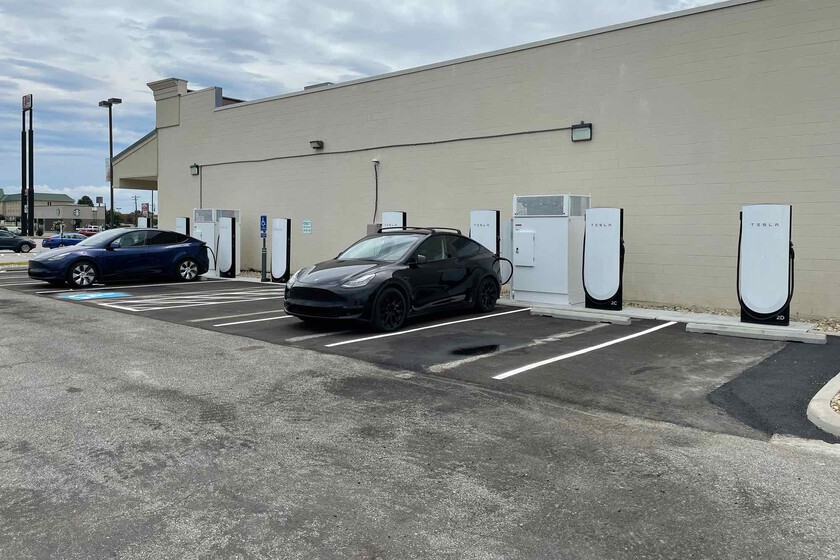 Algunos dueños de Tesla pensaron que una toalla húmeda les ahorraba mucho tiempo de carga. Tesla ha tenido que explicar lo obvio