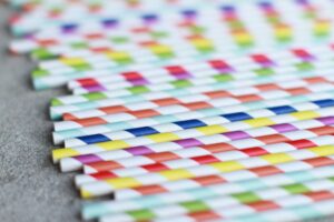 Las pajitas de papel suenan muy bien como alternativa al plástico. Hay un pequeño problema: son tóxicas