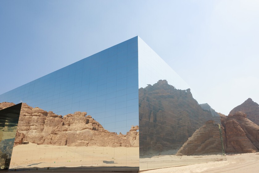 El edificio forrado de espejos más grande del mundo se llama Maraya y está (cómo no) en el desierto de Arabia Saudí