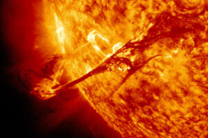 Una erupción solar en 2023 dejó a la magnetosfera terrestre sin su particular “cola”