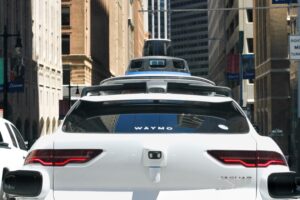 Los coches autónomos de Waymo han empezado a tocarse el claxon unos a otros. A las 4 de la madrugada