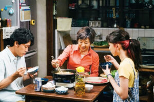 'Una madre de Tokio' (2024), crítica | Se niega inteligentemente a ser un panfleto turístico: prefiere bucear en la rutina japonesa del estrés laboral, el desamor, las familias desunidas y el sake
