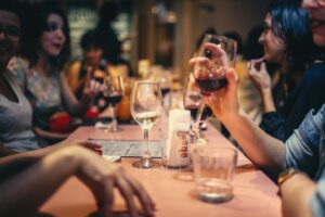 Llevamos años oyendo eso de que “un vaso de vino al día es saludable”. ¿Qué dice la ciencia?