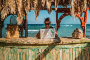 Teletrabajar desde la playa sonaba ideal. Un estudio ilustra hasta qué punto es una trampa para los empleados