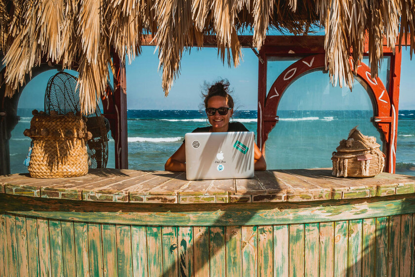 Teletrabajar desde la playa sonaba ideal. Un estudio ilustra hasta qué punto es una trampa para los empleados