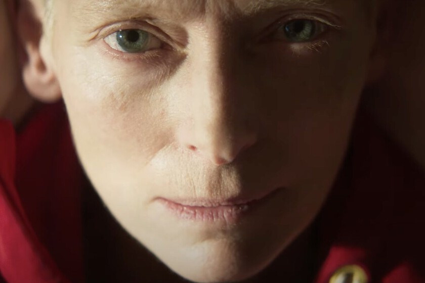 Ya tenemos el misterioso primer tráiler de lo nuevo de Pedro Almodóvar. Julianne Moore y Tilda Swinton protagonizan 'La habitación de al lado'
