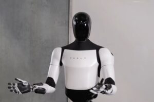 Tesla quiere que su robot Optimus se mueva como un humano y para eso necesita humanos (y datos), así que ya los está contratando