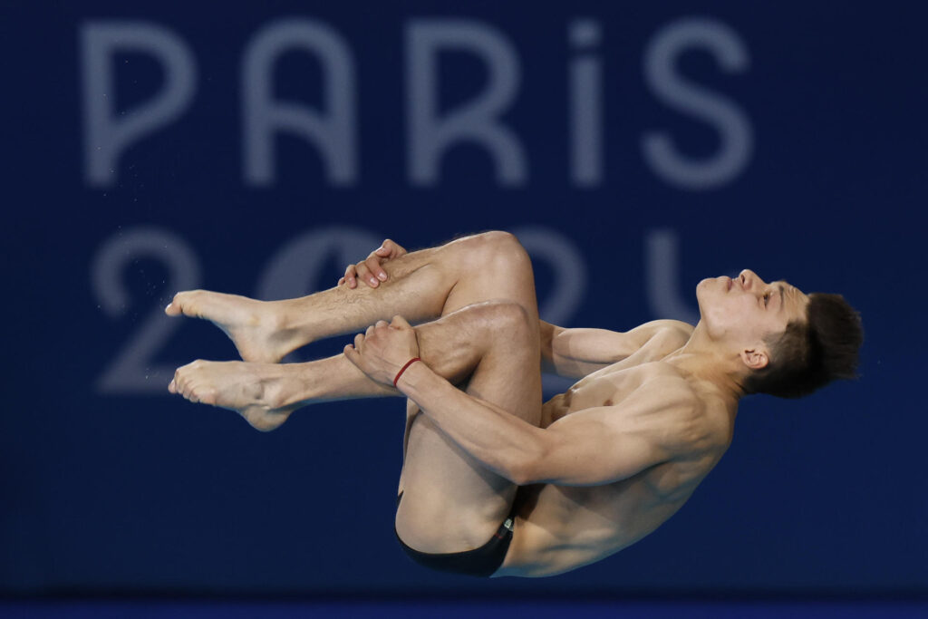 El mexicano Osmar Olvera compite en la final de Salto de trampolín 3m masculino. (CONADE) EFE/ Julio Muñoz