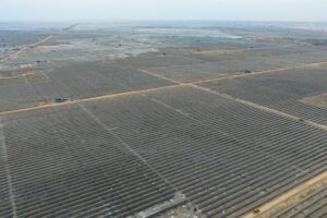 India está construyendo el mayor parque fotovoltaico del mundo, con diferencia. No sin múltiples problemas