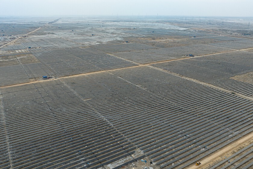 India está construyendo el mayor parque fotovoltaico del mundo, con diferencia. No sin múltiples problemas