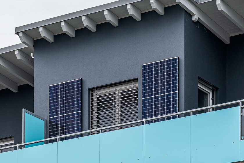 Colgar paneles solares en los balcones de los pisos es cada vez más habitual. A Países Bajos le preocupa