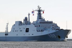 China acaba de modernizar uno de sus imponentes buques de asalto anfibio. Y lo ha equipado con un arma de última generación