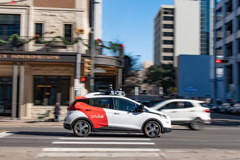 Uber no acaba de lanzar un coche autónomo fiable. Así que se ha aliado con los robotaxis de Cruise y Waymo